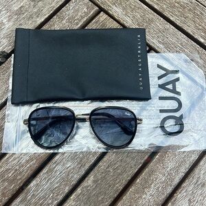 Quay Black and Gold All In Polarized Medium Aviators 🖤💛